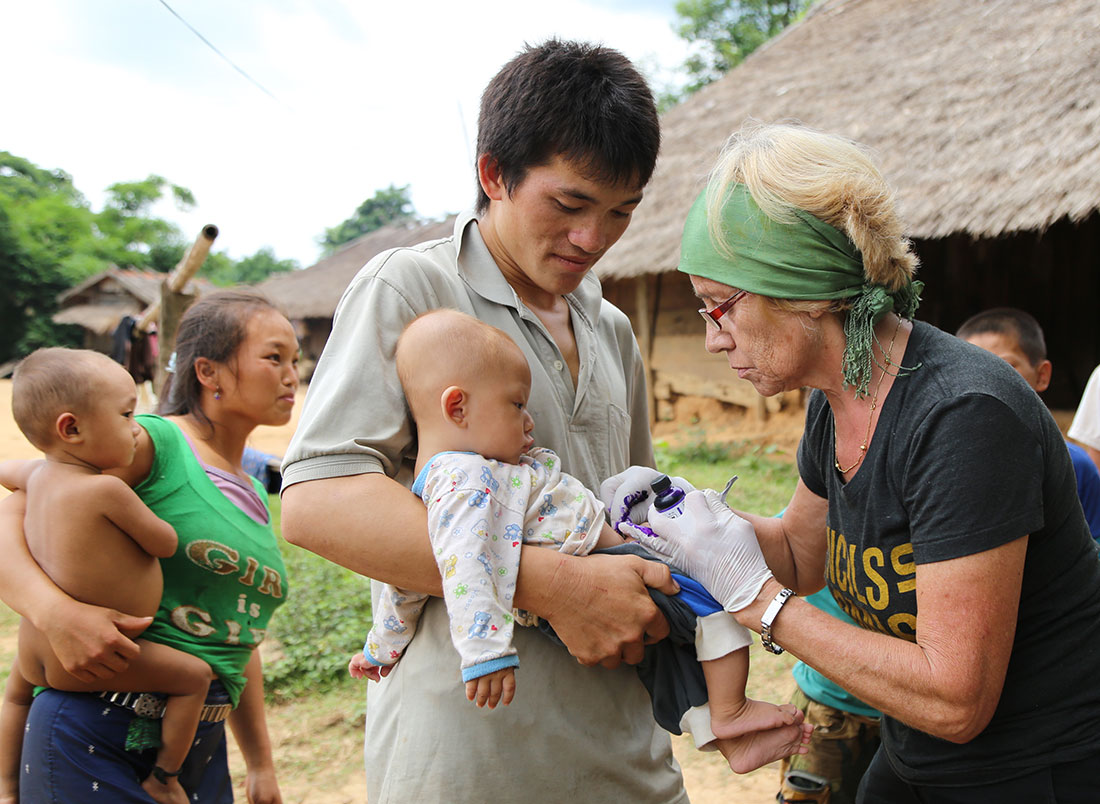 2014-Marie-nursing-a-baby-Khmong-Laos-_binary_87836-1479711420.jpg