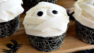 Halloween recipes - Mummy cupcake