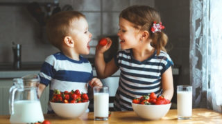 image of kids eating for story on food allergies in kids