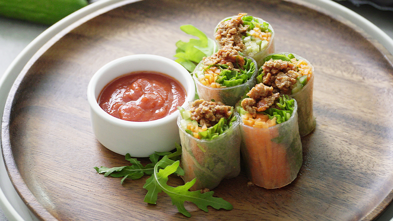 Vegetarian recipe: Vietnamese rice roll with quorn mince and bolognese sauce