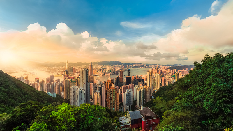 Image of expats living in Hong Kong with spectacular views of the Peak