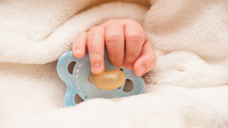 Introducing a pacifier to babies, tips from a maternity nurse