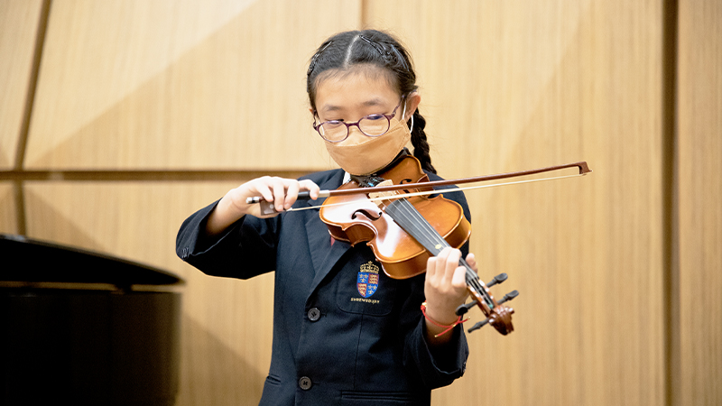 Primary school student at Shrewsbury International School Hong Kong, Andrea playing the violin